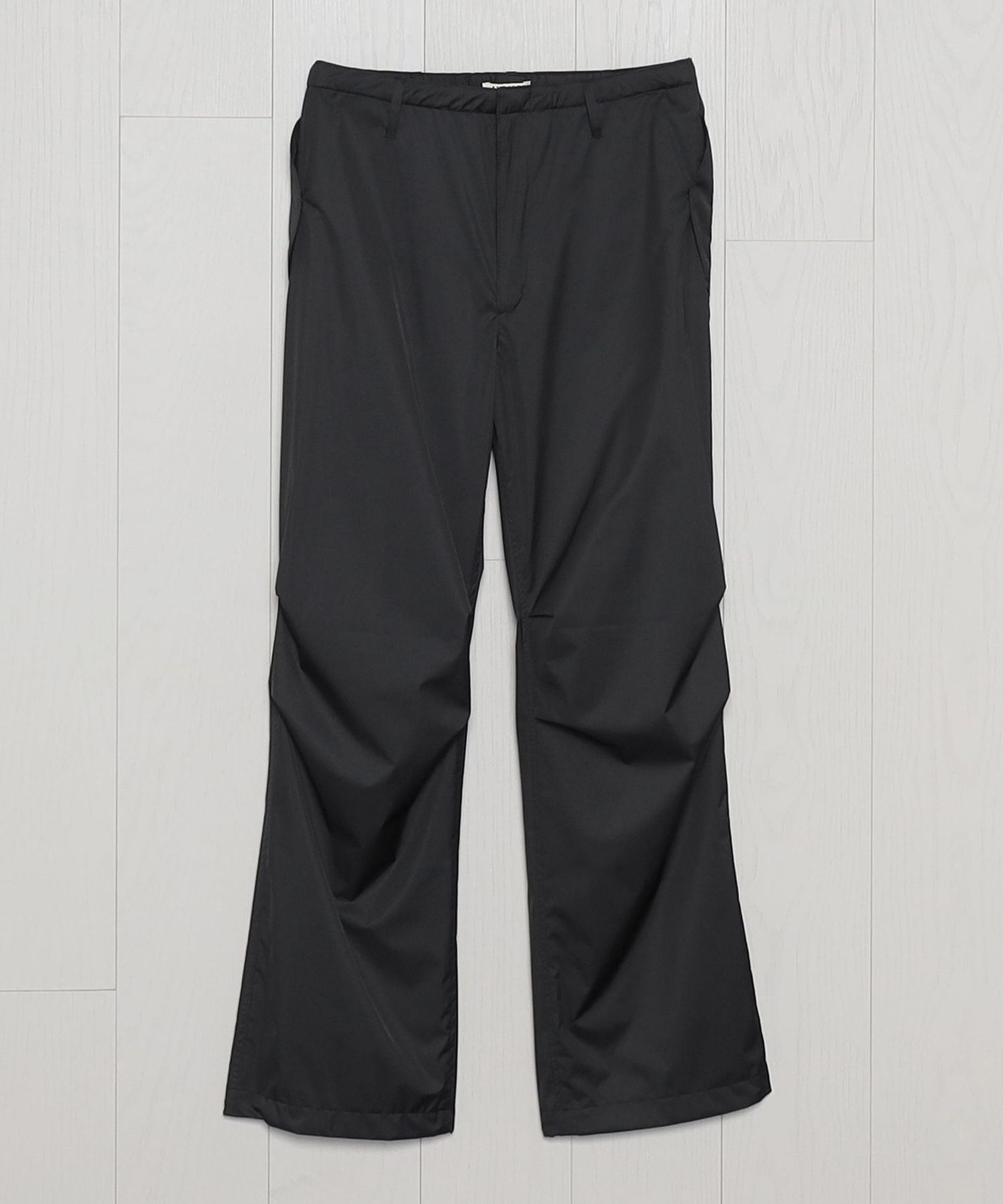 AURALEE＞ HARD TWIST POLYESTER SATIN FIELD PANTS/パンツ