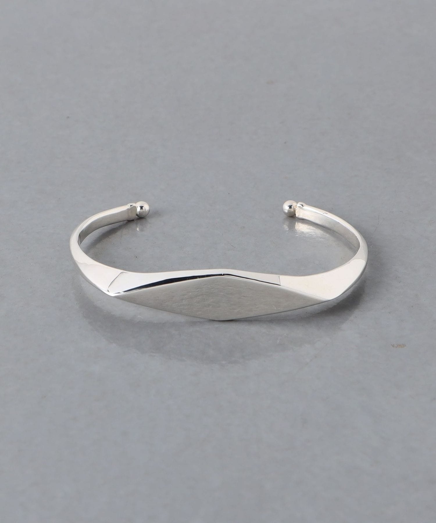 ダイアナ　バングル Garden of Eden＞ SIGNET DIA BANGLE/ダイア バングル