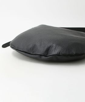 LA UNIQA＞ レザー ショルダー バッグ