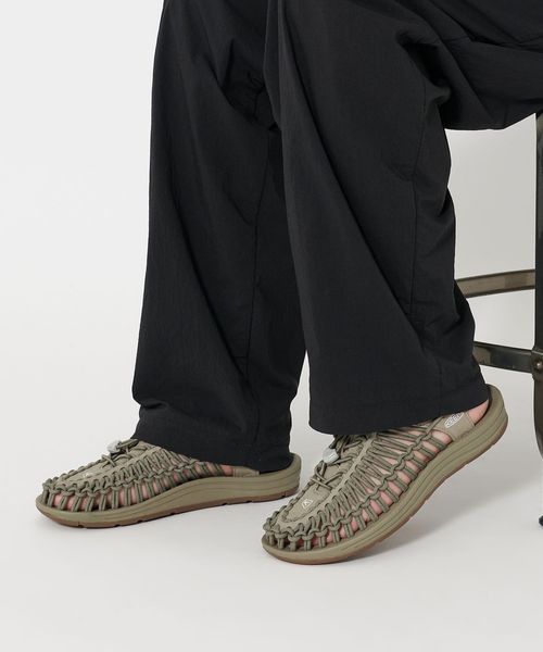KEEN＞ ユニーク オリーブカラー サンダル