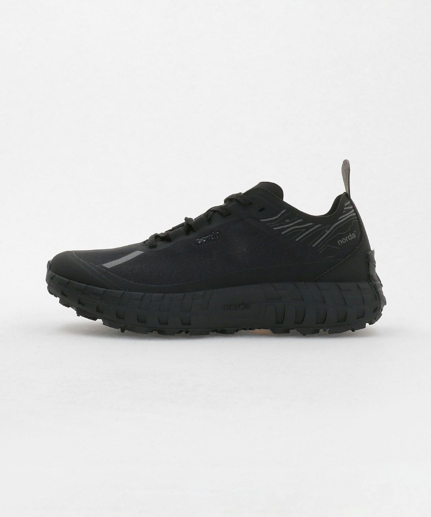norda＞001A M―STEALTH BLK スニーカー