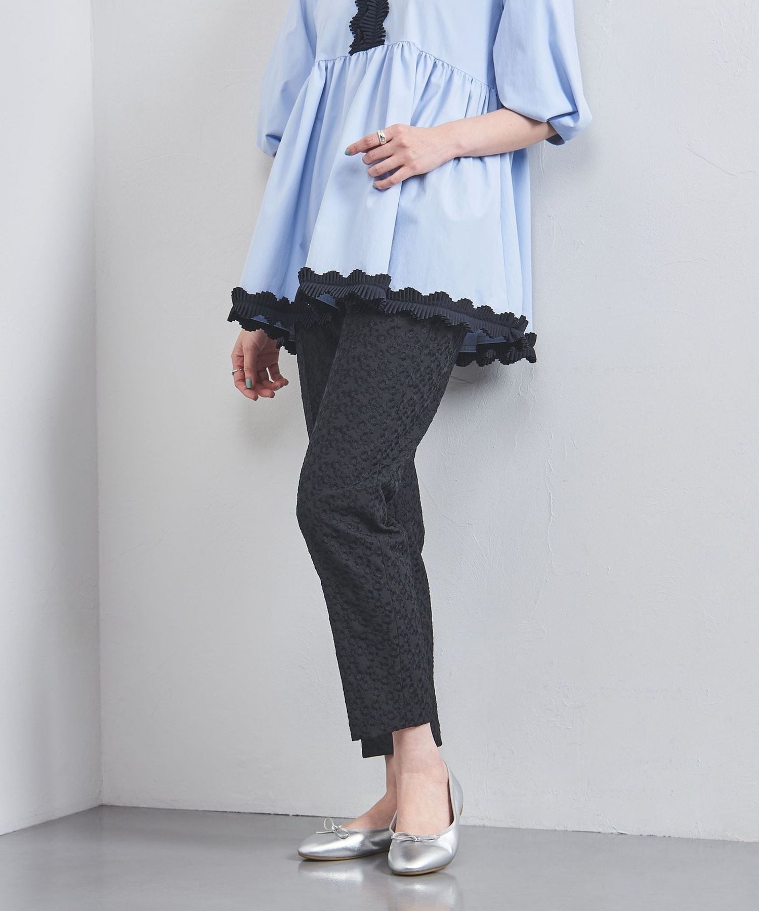 タグ付き未使用品　シャイニー エンブロイダリー フラワー スリムパンツ　36 タグ付き未使用品 シャイニー エンブロイダリー フラワー スリム