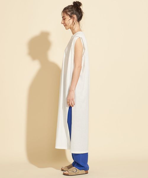 By コットンサイドスリットノースリーブワンピース