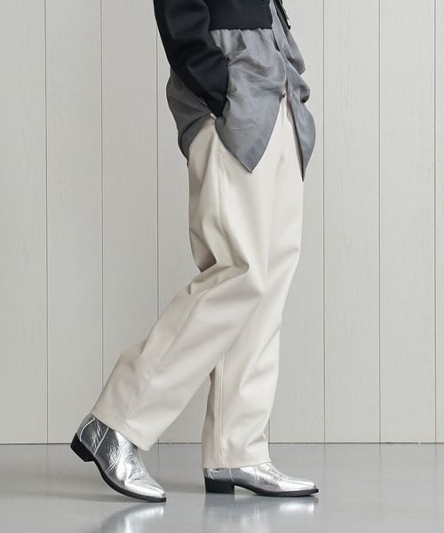 H＞レザーライク カーブパンツ