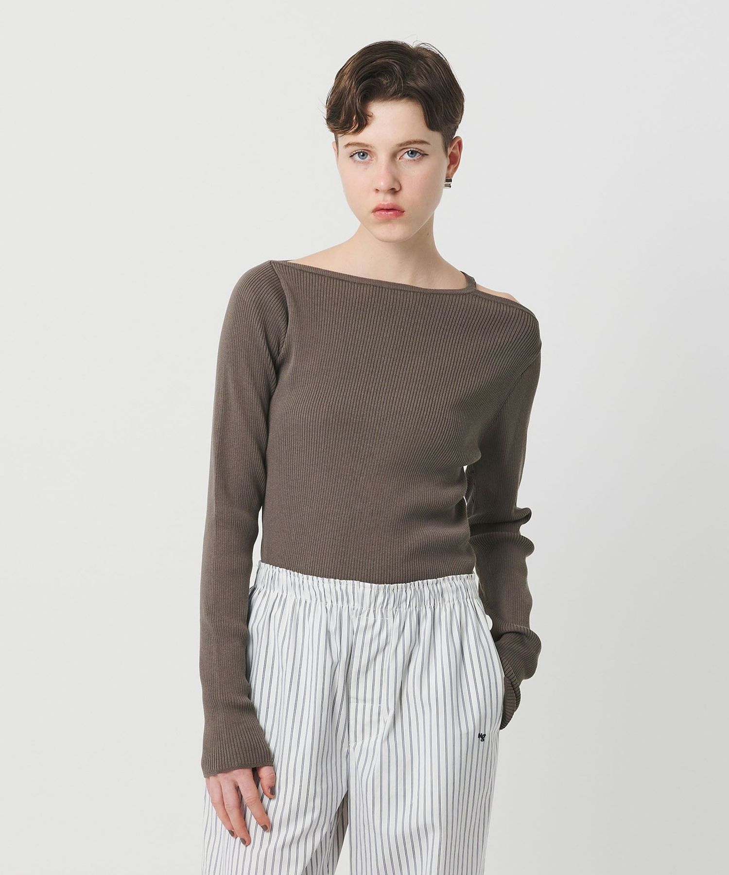 H＞リブ スラッシュネック ニットプルオーバー 