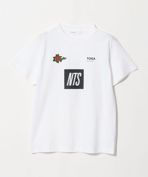 TOGA/＜TOGA×NTS Radio＞ロゴプリント ショートスリーブTシャツ/Tシャツ / カットソー
