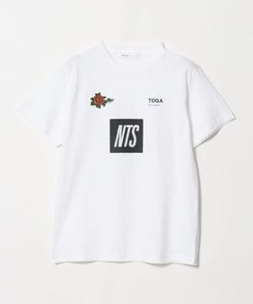 TOGA/＜TOGA×NTS Radio＞ロゴプリント ショートスリーブTシャツ/Tシャツ / カットソー
