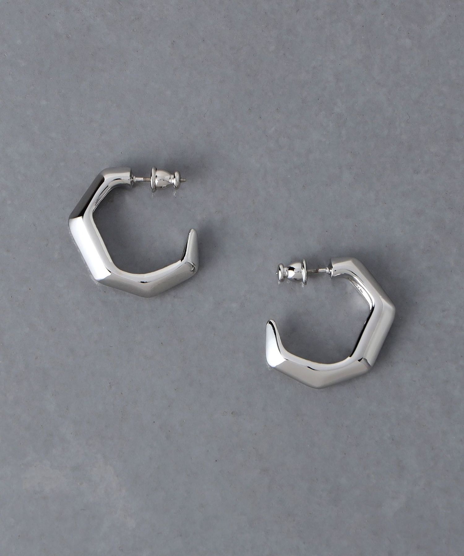 アンギュラ フープ ピアス