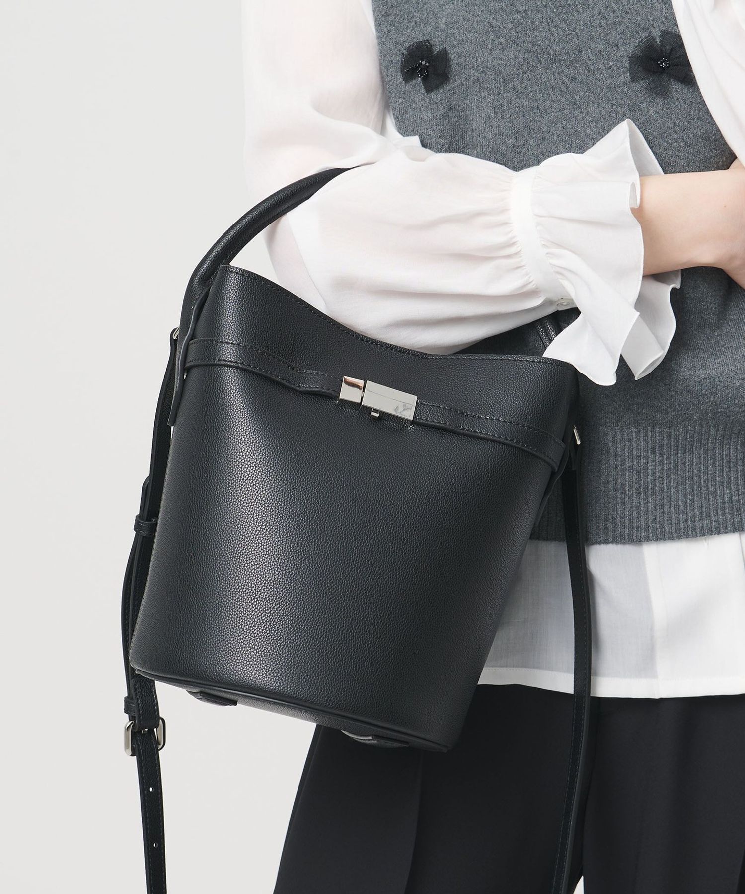 スクエアメタル バケットバッグ