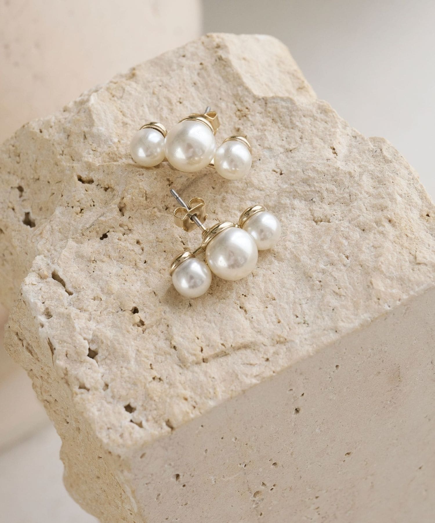 3パールモチーフ カーブ ピアス