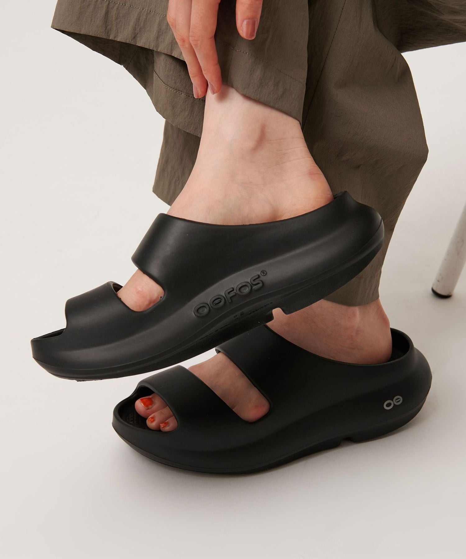 OOFOS ブラック スライドサンダル　Ooyea OOFOS ウーフォス OOyea ウーヤー リカバリーサンダル ウーホス