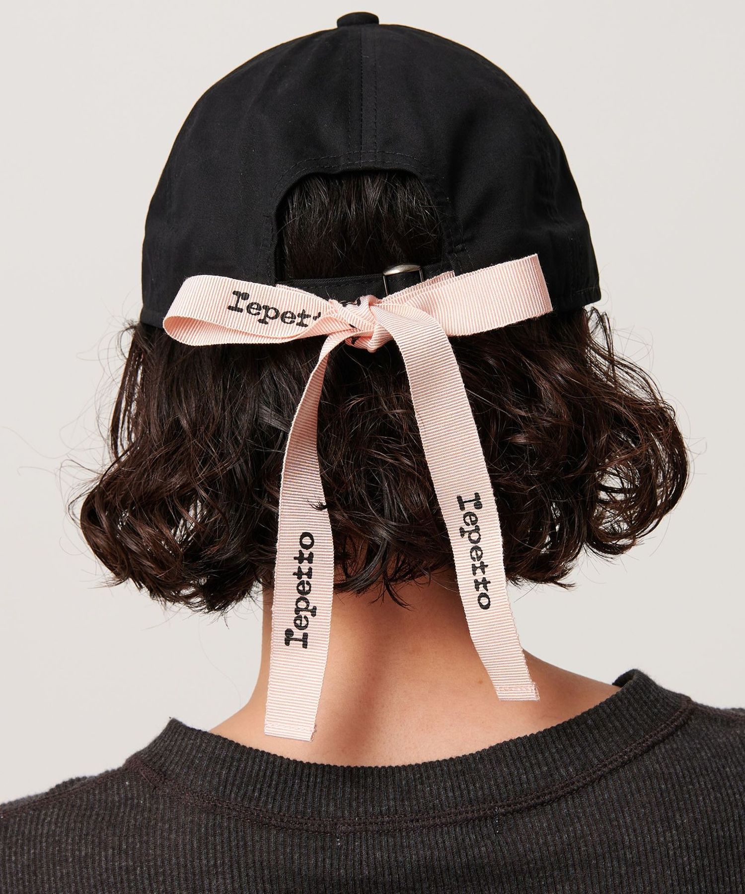 レペット　キャップ　ピンク　Logo cap with ribbons レペット初のキャップはロゴ刺繍＆“リボン”付き、やわらかピンク