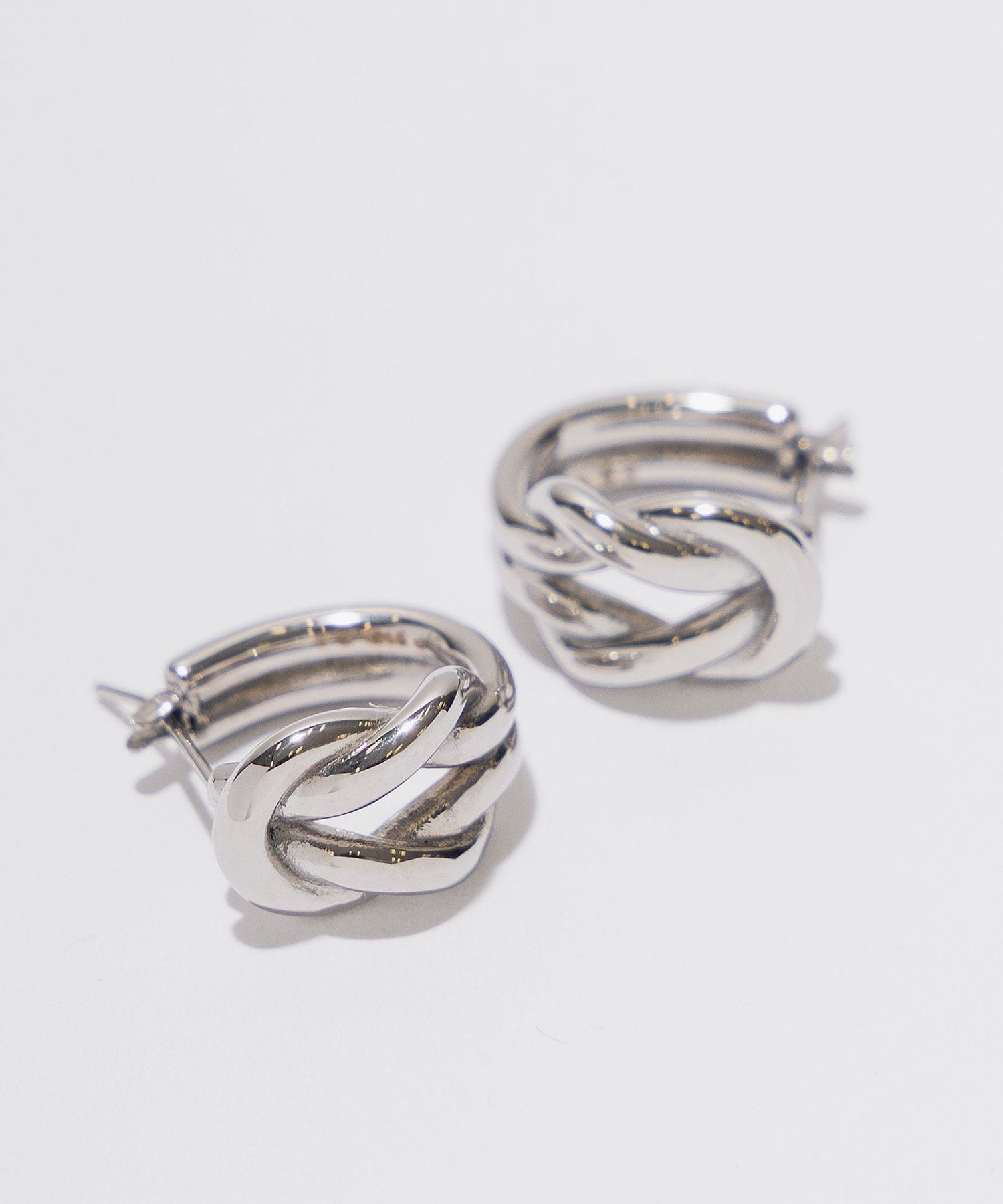 by Preek＞ノット フープ ピアス