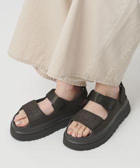 UGG/＜UGG＞ゴールデングロウ エンボスド サンダル/サンダル
