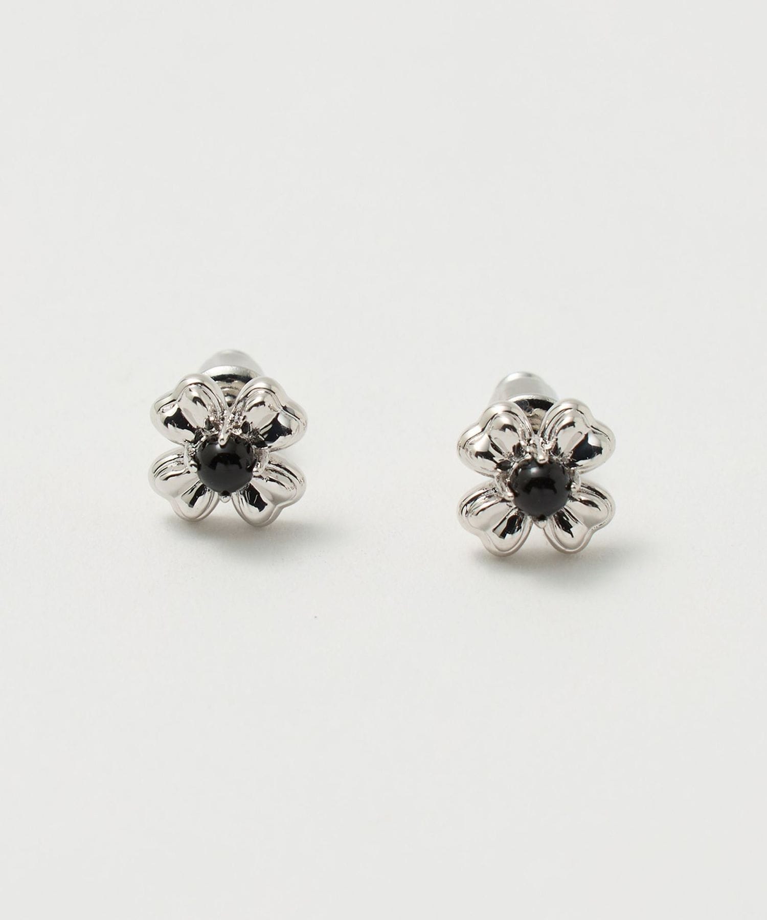 半額以下◻️SSIL ユナイテッドアローズ　コンビ　ピアス SSIL＞STONE CLOVERS STUDS ピアス/ブラック