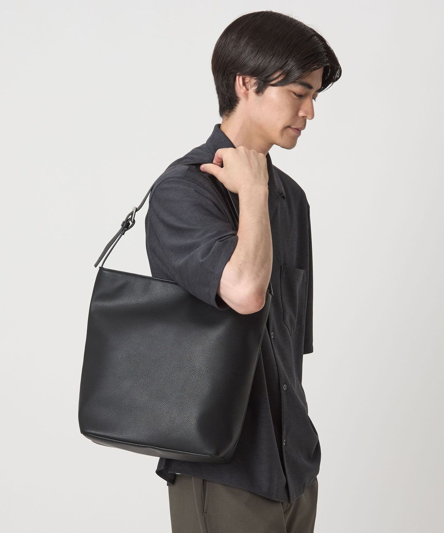 【ほぼ未使用】GLR レザー ファンクショナル ショルダーバッグ WEB限定】GLR レザーライク ファンクショナル ショルダーバッグ