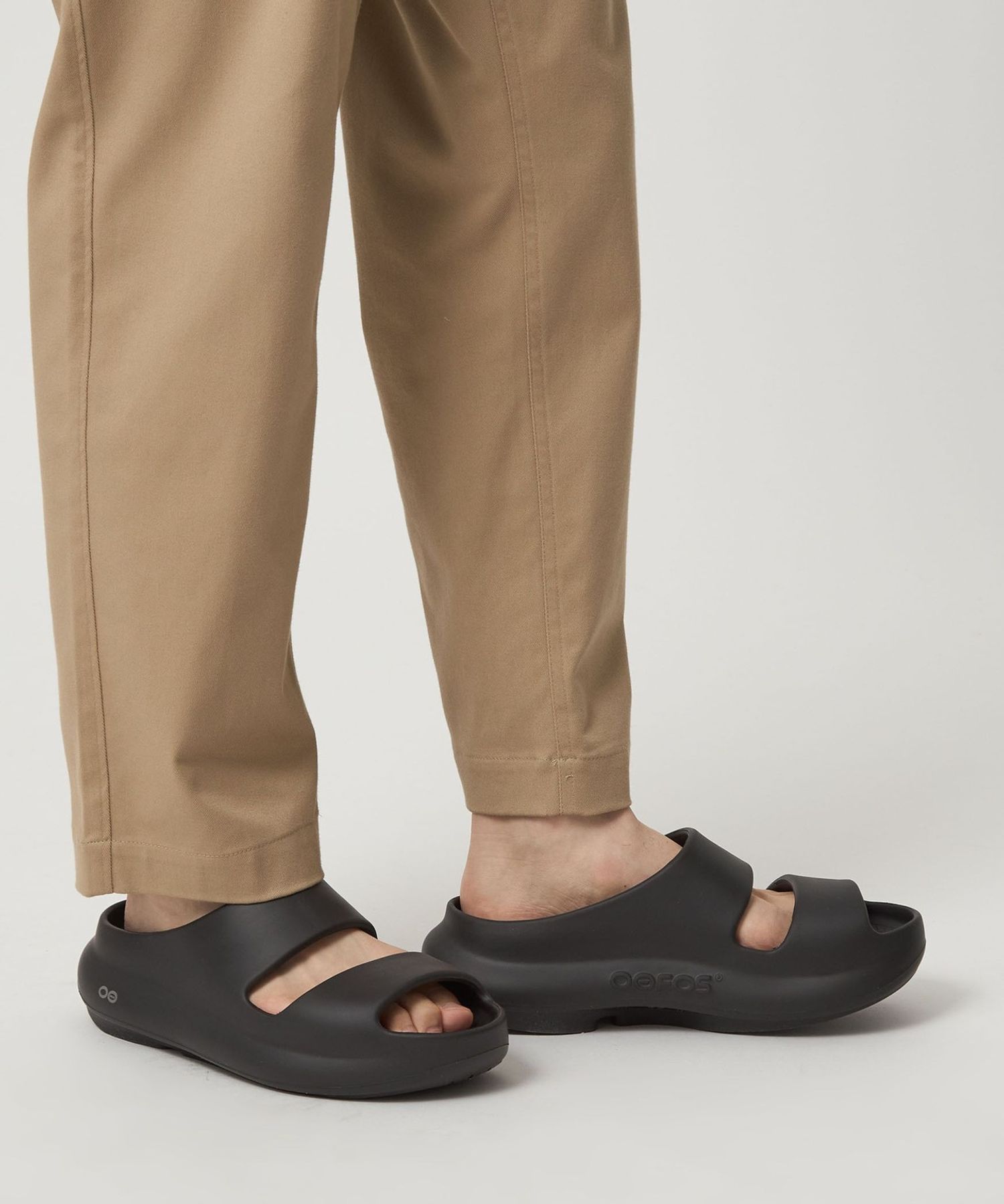 OOFOS＞OOYEA サンダル