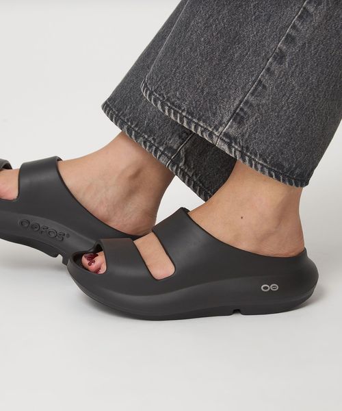 OOFOS＞OOyea サンダル
