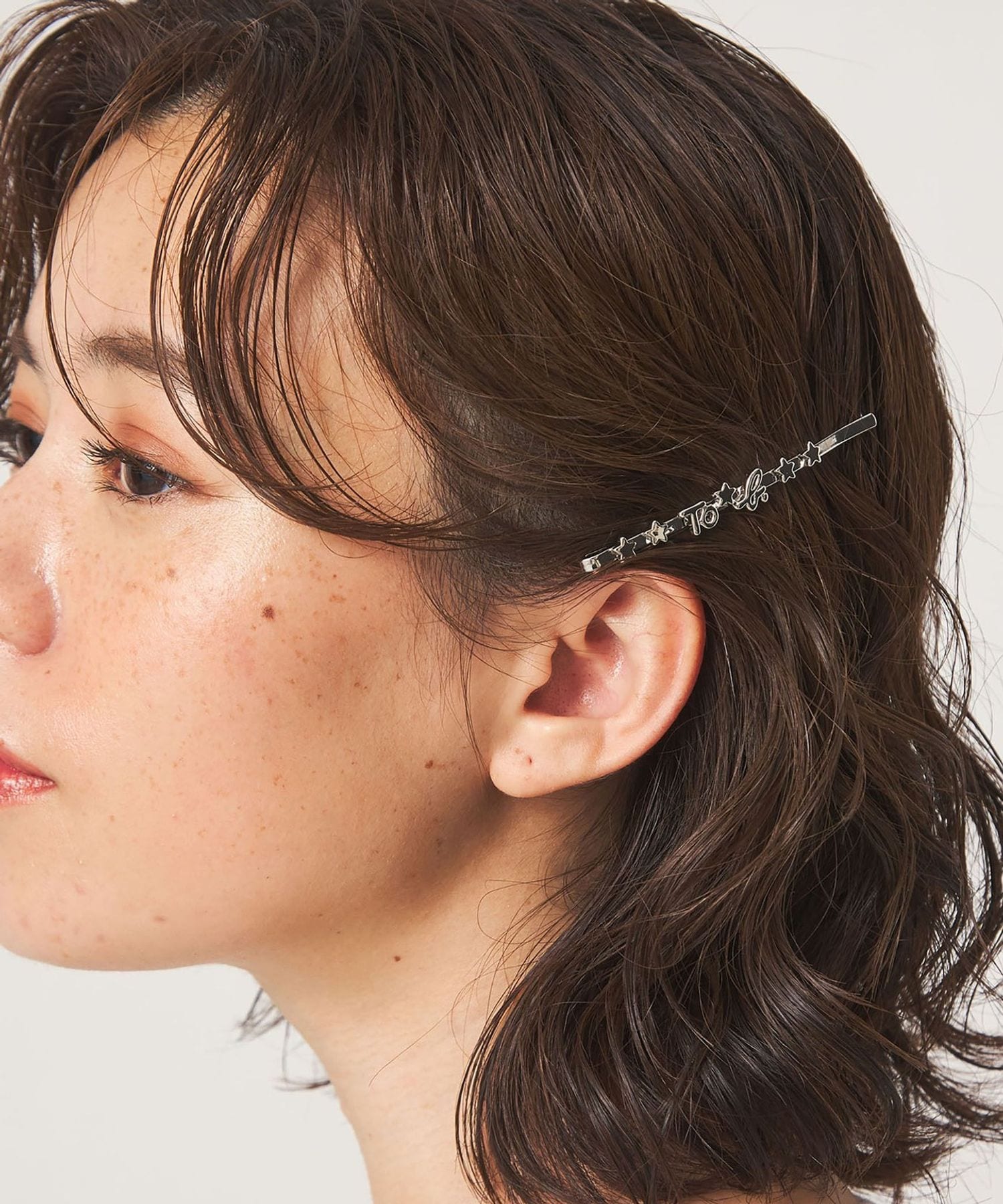 To b. by agnes b.コラボ＞ロゴ ヘアピン