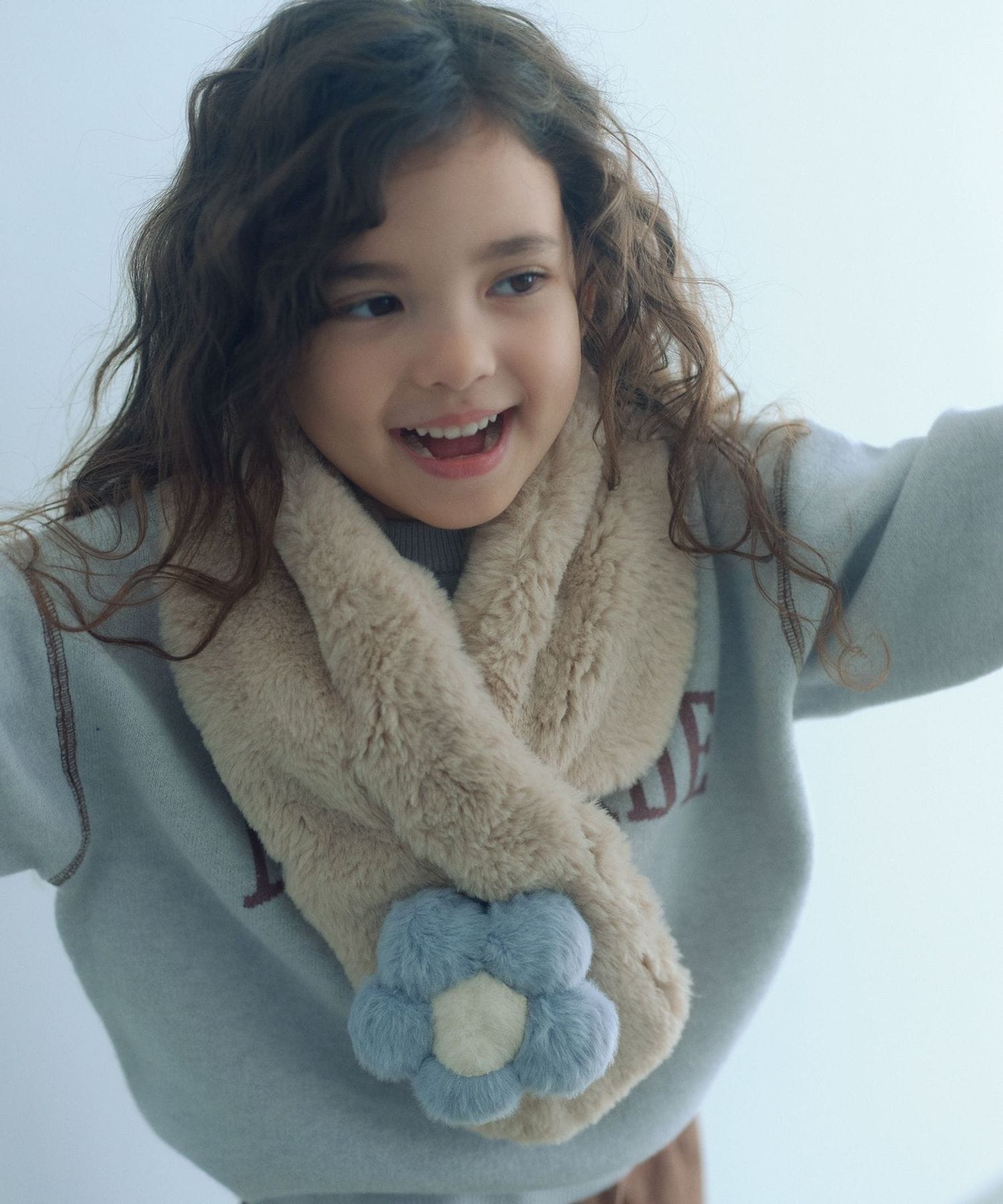 child woman　フェイクファーはめ込み花モチーフ　マフラー　ネイビー CHILD WOMAN（チャイルドウーマン）の「フェイクファーはめ込み花