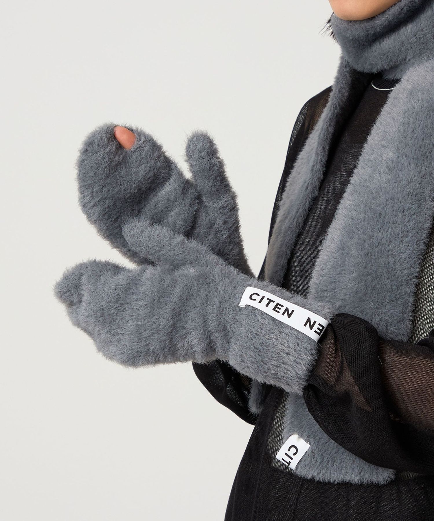 【新品未使用】ラッピングショッパーつき オーエンバリー ムートン手袋 ミトン 新品未使用】ラッピングショッパーつき オーエンバリー ムートン
