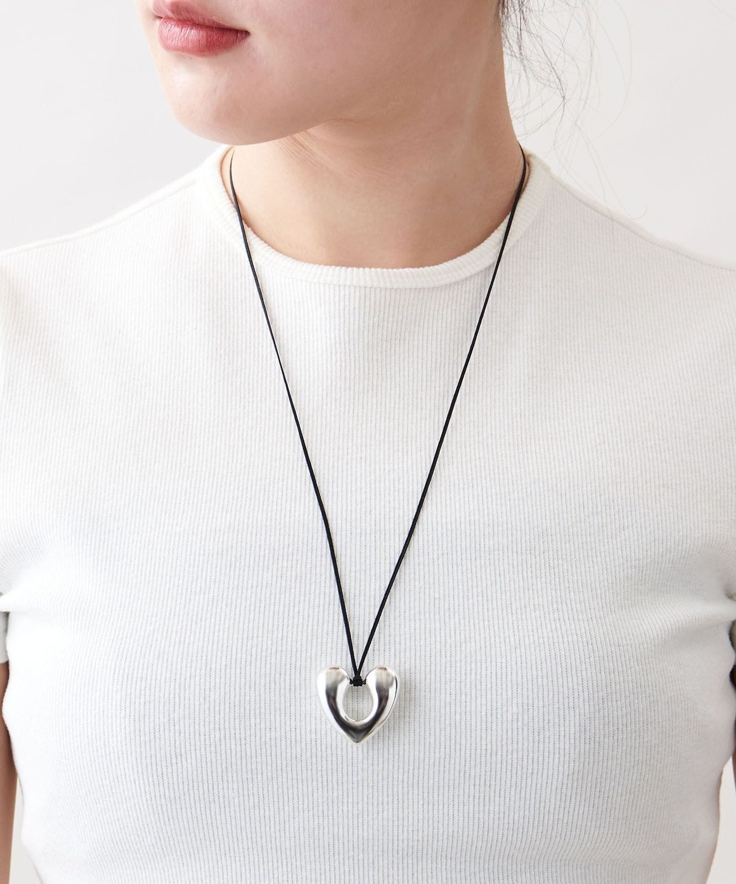 Annika Inez ヴォルプチュアス・ハート・ネックレス Large Voluptuous Heart Necklace – Annika Inez