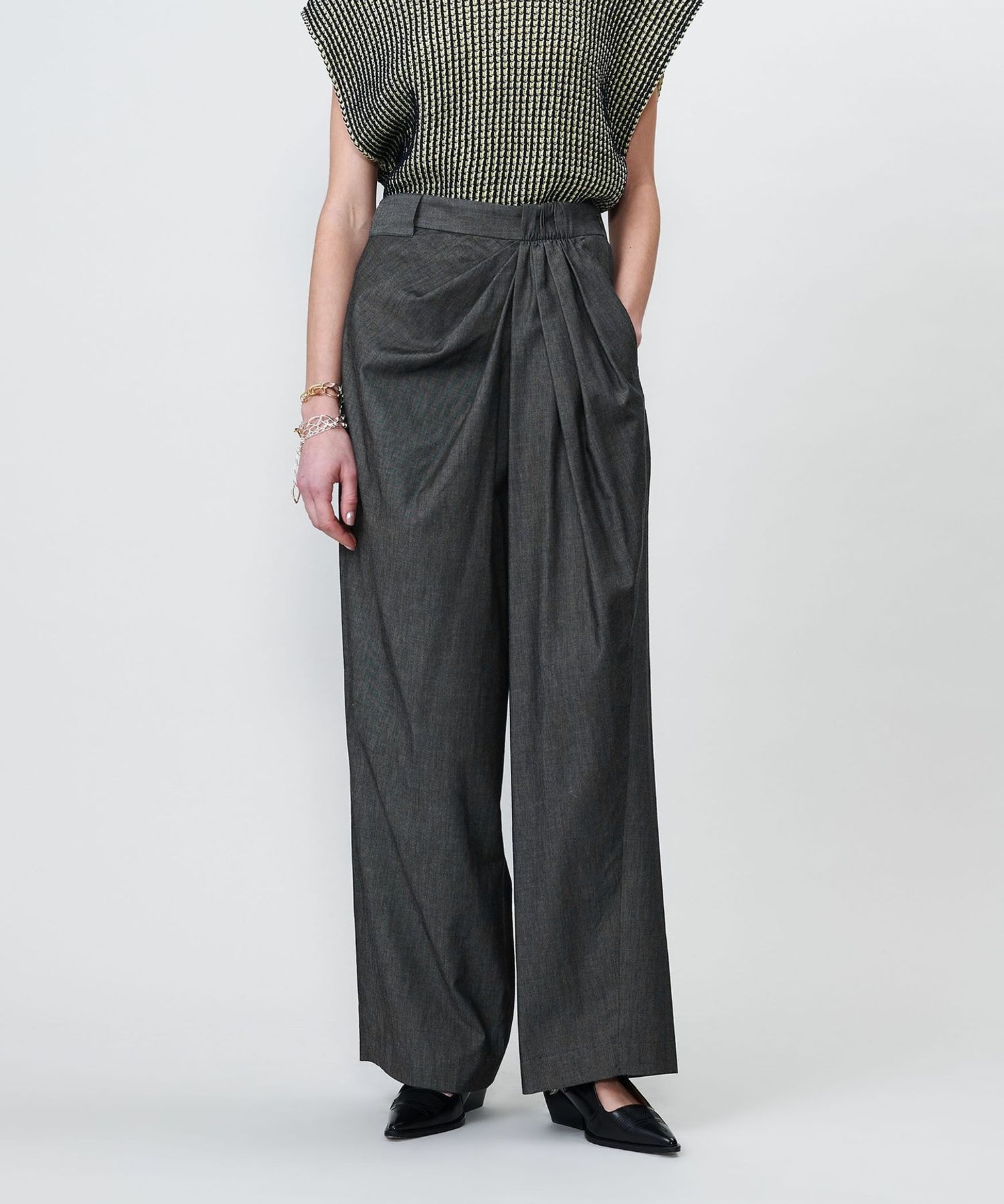 【BLACK】<ASTRAET>タックアップ  ワイドテーパードパンツ ASTRAET＞タックアップ ワイドテーパードパンツ
