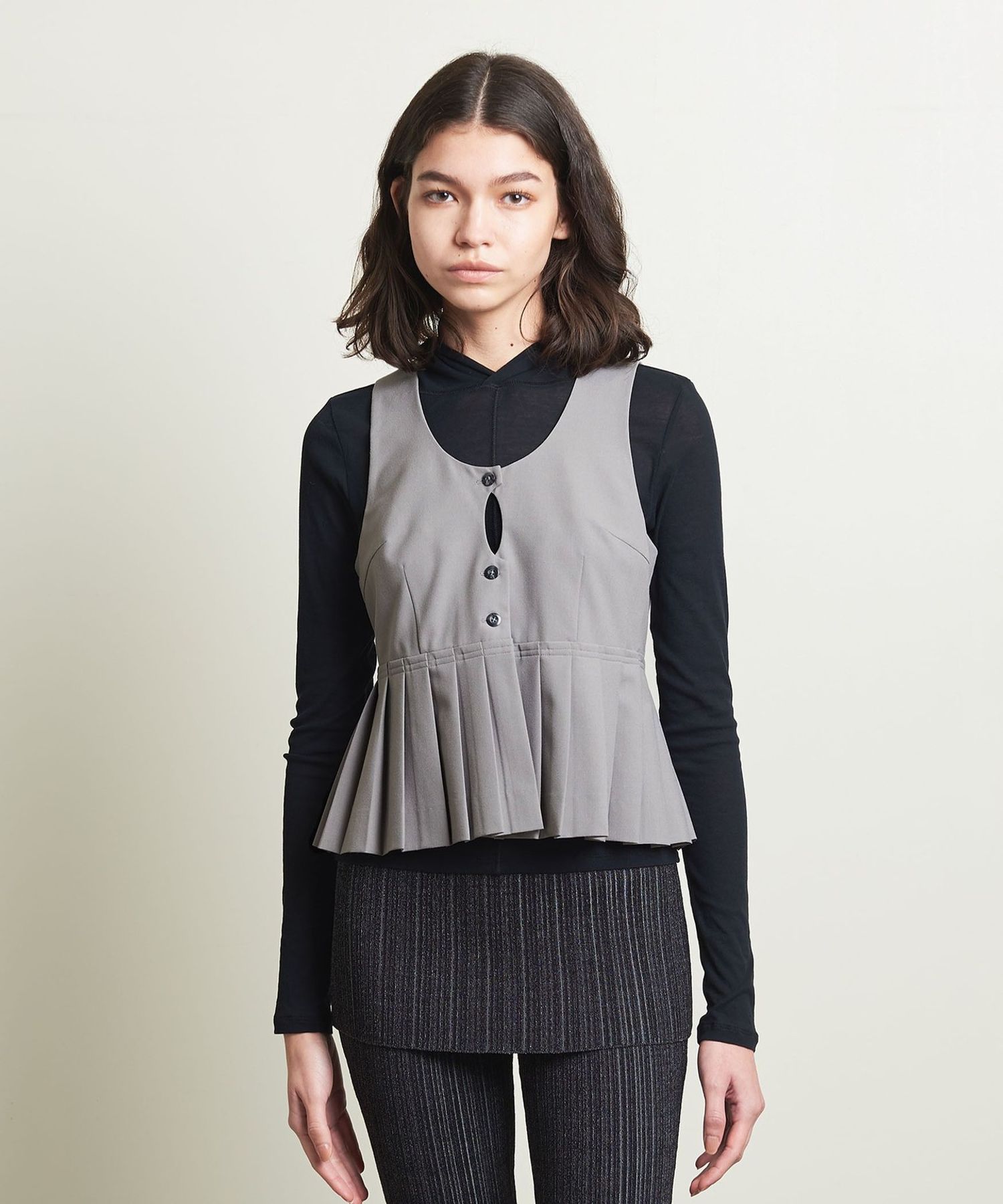 【eunoia/ユノイア】lowell プリーツベスト Bshop（ビショップ）の「eunoia | プリーツベスト WOMEN（ベスト