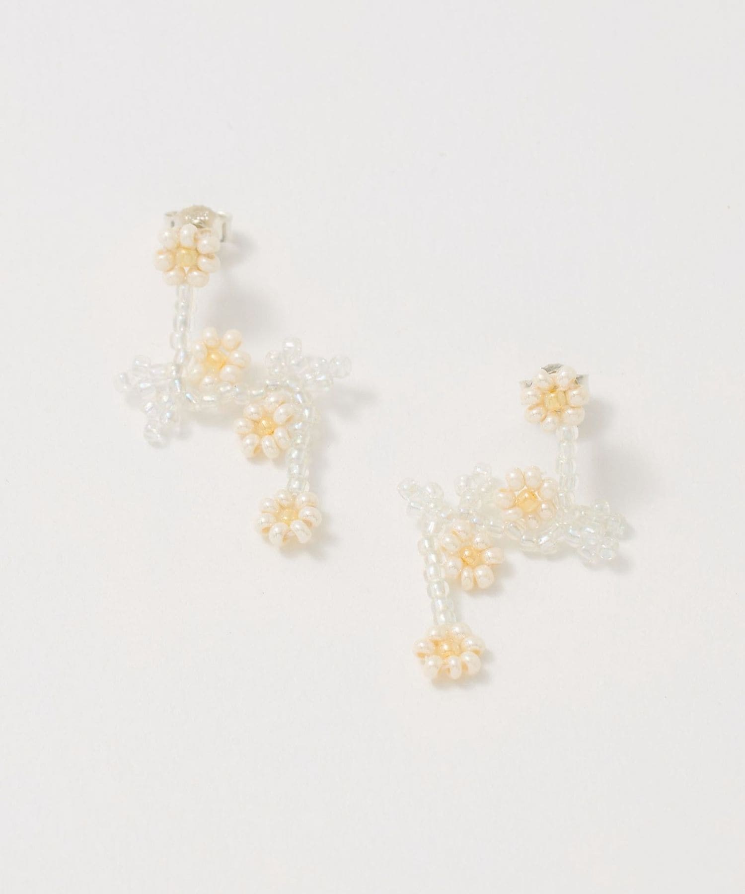 ＊＊再入荷ラスト1点＊＊　ストラーチェ　ホワイト　ピアス　SPA247 Pura Utz＞WHITE FLOWER EAR STICKS/ピアス