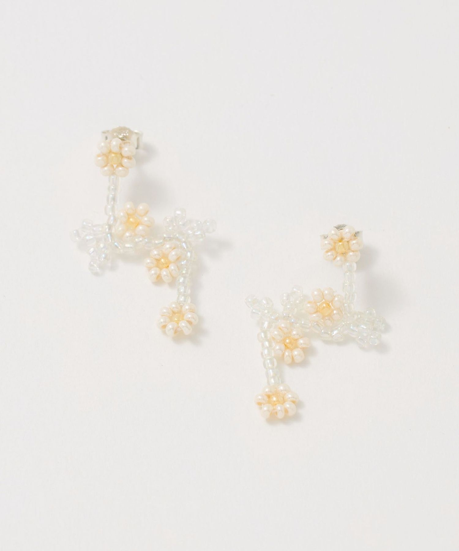 Pura Utz＞WHITE FLOWER EAR STICKS/ピアス