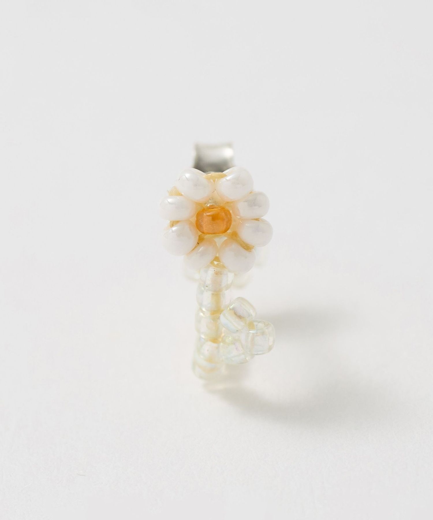 Pura Utz＞WHITE FLOWER HUGGIE/シングルピアス