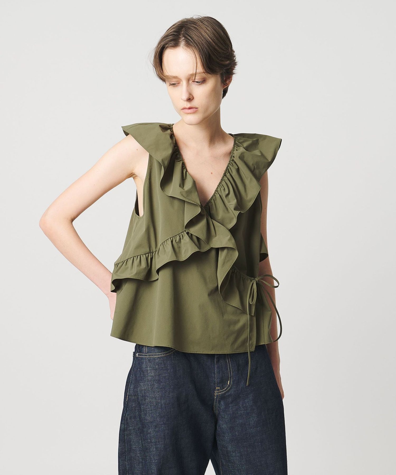 AEWEN MATOPH＞フリルカシュクールノースリーブブラウス