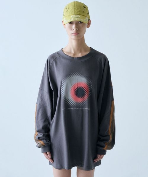 SOMEWHERE OUTSIDE HIKING COMPANY/＜SOMEWHERE OUTSIDE HIKING COMPANY＞ストライプスリーブ グラフィック Tシャツ/Tシャツ / カットソー